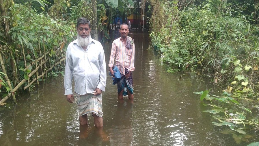 ফেনীতে মুহুরী নদীর পানি বিপৎসীমার ৫৫ সেন্টিমিটার ওপর দিয়ে প্রবাহিত হচ্ছে। পানিবন্দি হয়ে পড়া লক্ষাধিক মানুষ রয়েছে চরম দুর্ভোগে।