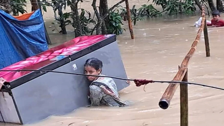 হবিগঞ্জের খোয়াই নদীর পানি বিপৎসীমার ১৯০ সেন্টিমিটার ওপর দিয়ে প্রবাহিত হচ্ছে। ফলে বাঁধ ভেঙে যাওয়ার আশঙ্কায় রয়েছে।