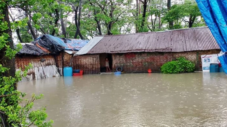 চট্টগ্রামের মিরসরাইয়ে টানা বৃষ্টি পাহাড়ি ঢলে ৬০ হাজার পরিবার পানিবন্দি হয়ে পড়েছে।