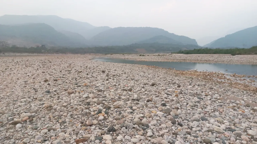 জাফলংয়ের মায়াবী ঝরনা আর সাদা পাথর নজর কাড়ে পর্যটকদের।