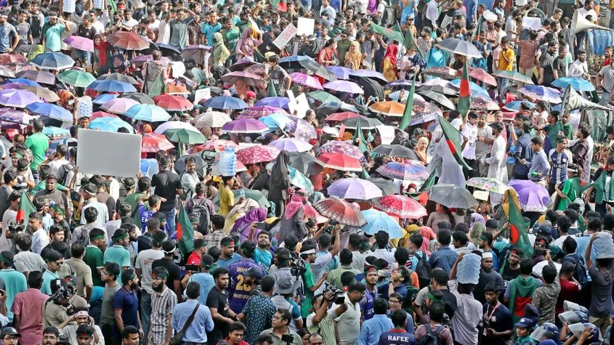 তীব্র রোদের মধ্যে ছাতা নিয়ে আন্দোলনে জড় হন শিক্ষার্থীরা।