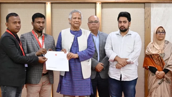 শহীদ আবু সাঈদের পরিবারের হাতে আর্থিক সহায়তার চেক হস্তান্তর কররেন প্রধান উপদেষ্টা। ছবি : সংগৃহীত